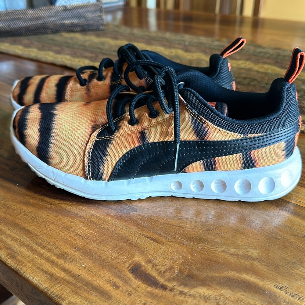 Puma tiger stripe tennis shoe